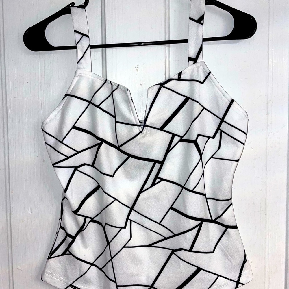Geometrical patterned tank top